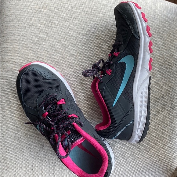 Nike Shoes - Like new Nike tennis shoes